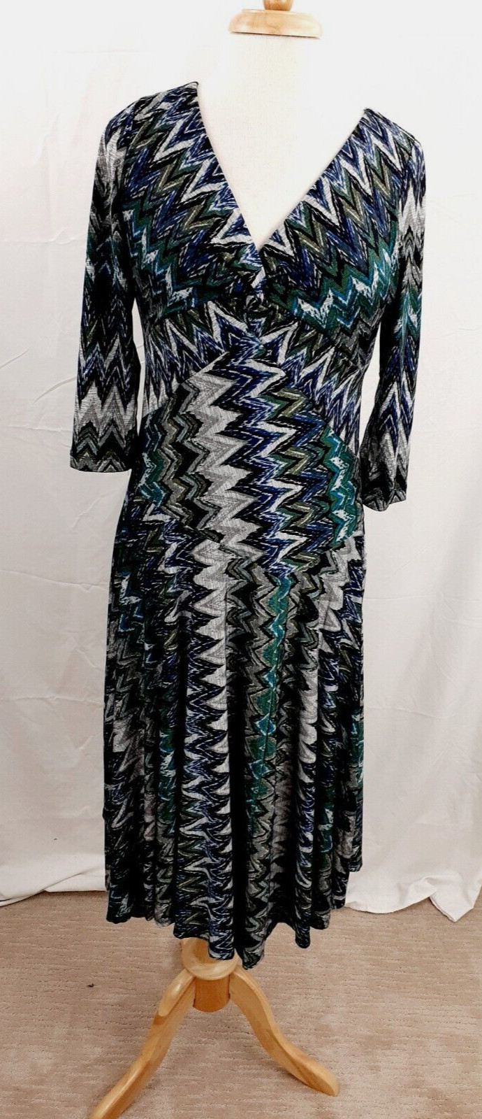 Monroe & Main Women’s Sz 6 Midi Dress Gray Blue Green Multi Chevron Stretch Boho