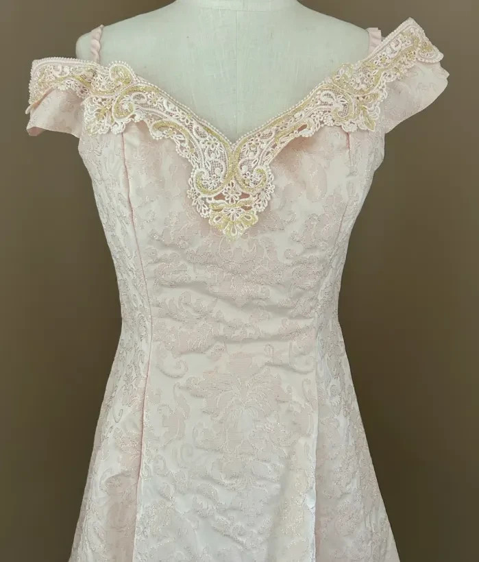 READ! Vintage Pink Floral Brocade Scalloped Lace Off-Shoulder Flared Prom Dress