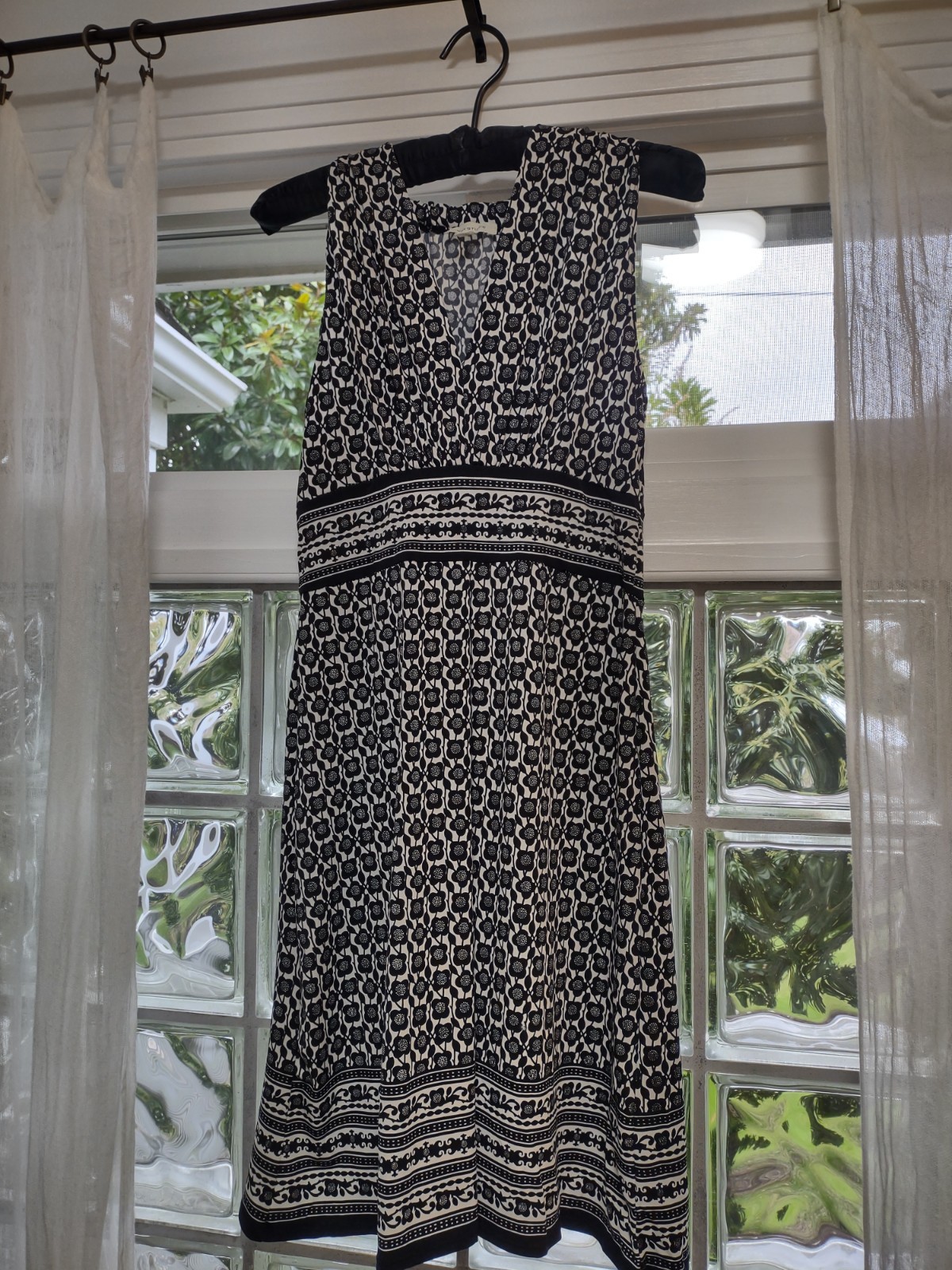 Women’s Black & White Geometric Floral Shift Dress Sleeveless