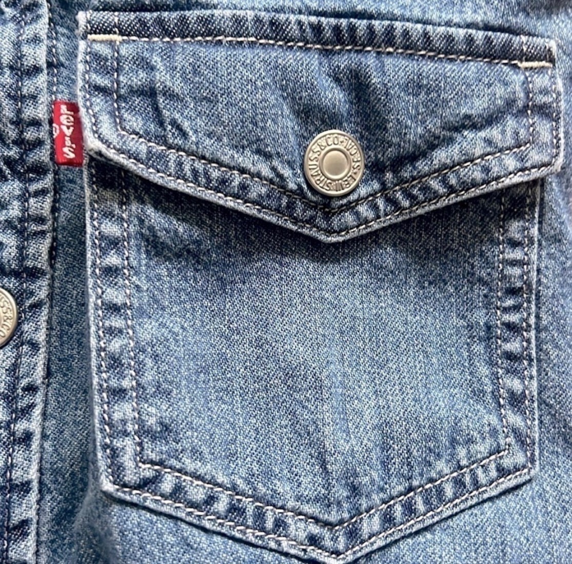 Levi’s Ellie Blue Denim Snap Closure Dress Size 4XL. Great condition.