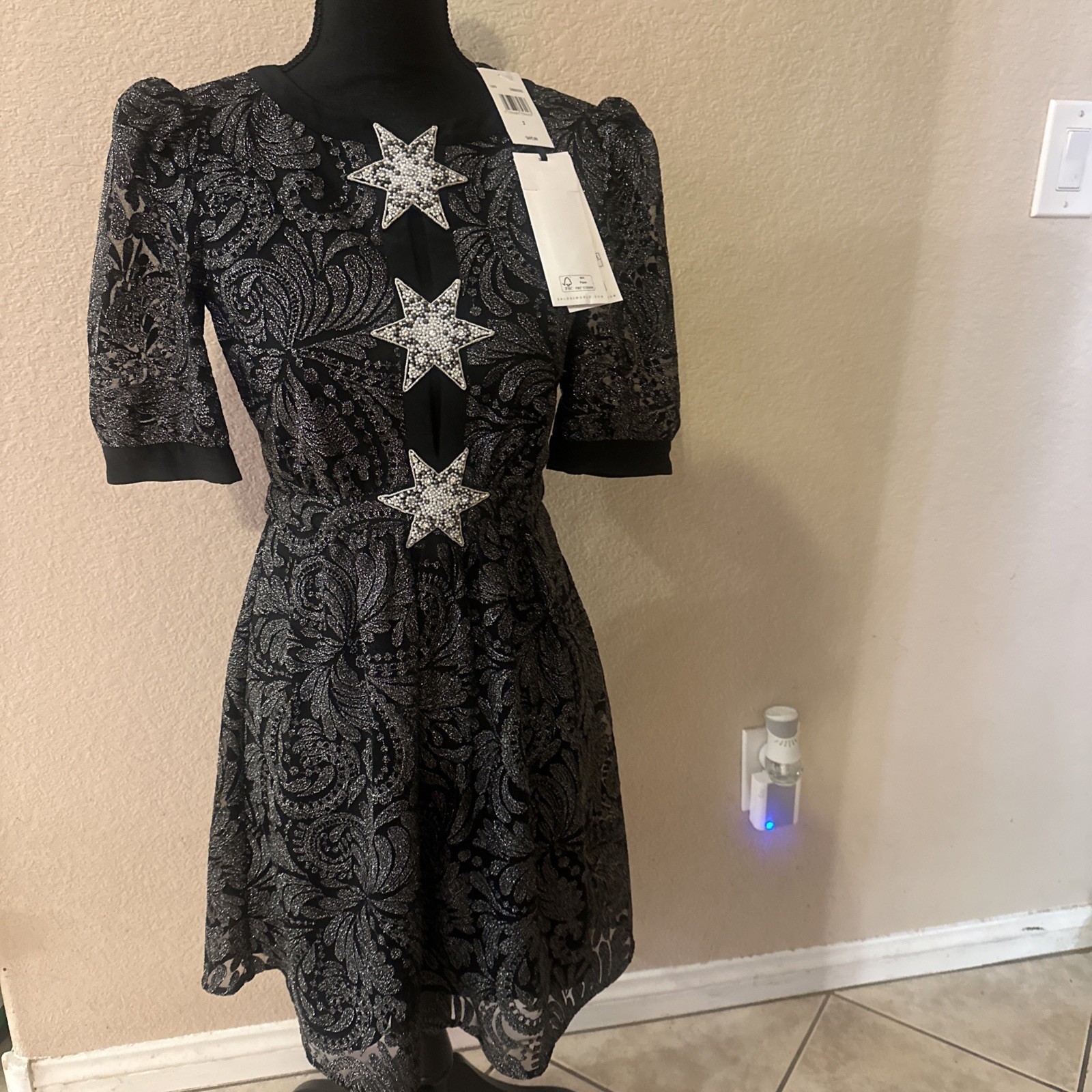 Size 2 Saloni “Jamie” sparkly paisley mini dress featuring a crystal-enb