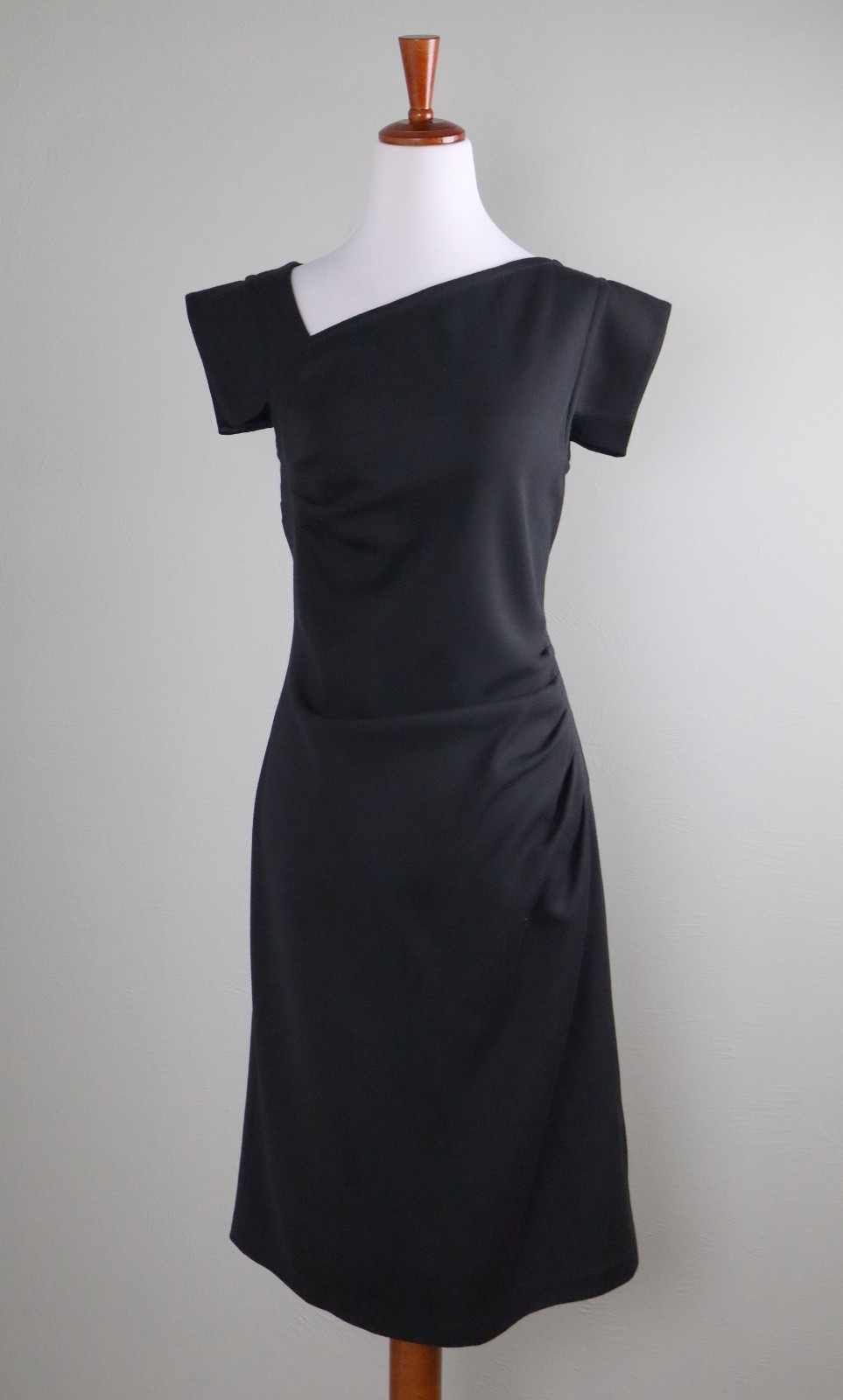 ST. JOHN COLLECTION $995 Milano Wool Knit Solid Black Sheath Dress Size 6