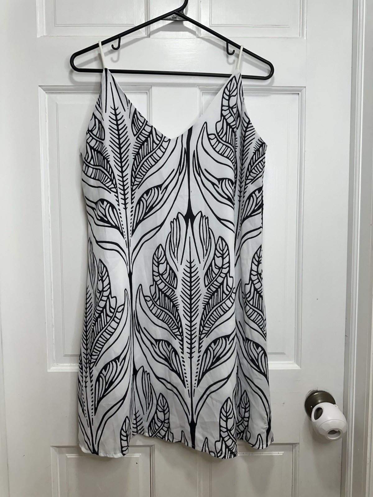 Hount Leaf Print Spaghetti Strap Dress in White Black Size Medium V-Neckline