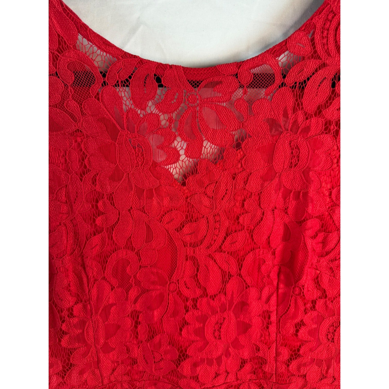 Red Floral Lace Short Sleeve V-Back Sheath Cocktail Dress Scalloped Hem