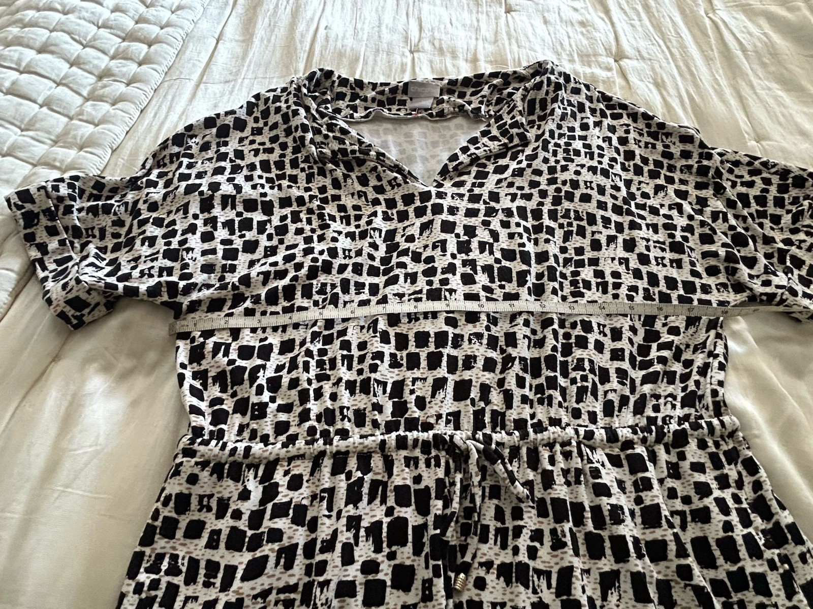 CHICO’S BLACK, WHITE, BEIGE GEOMETRIC DESIGN DRESS TIE WAIST SIZE 1 EUC