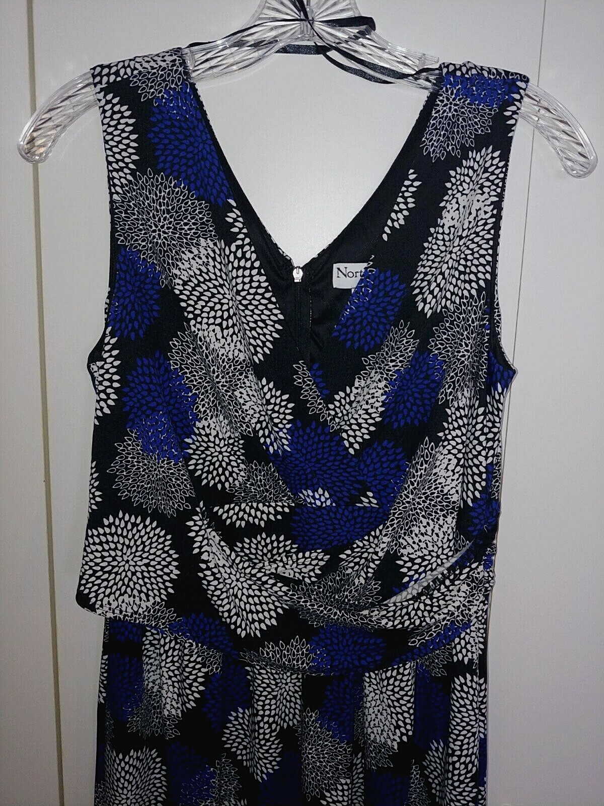 NORTH STYLE LADIES SLEEVELESS W/CROSS-OVER V-NECK-10-NWOT-V-NECK BACK-COMFY-NICE