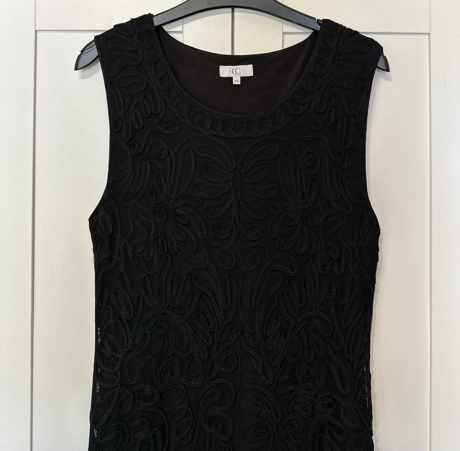 CC – SIZE 14 – BLACK NET APPLIQUE FITTED SLEEVELESS OCCASION DRESS – LACE SHIFT