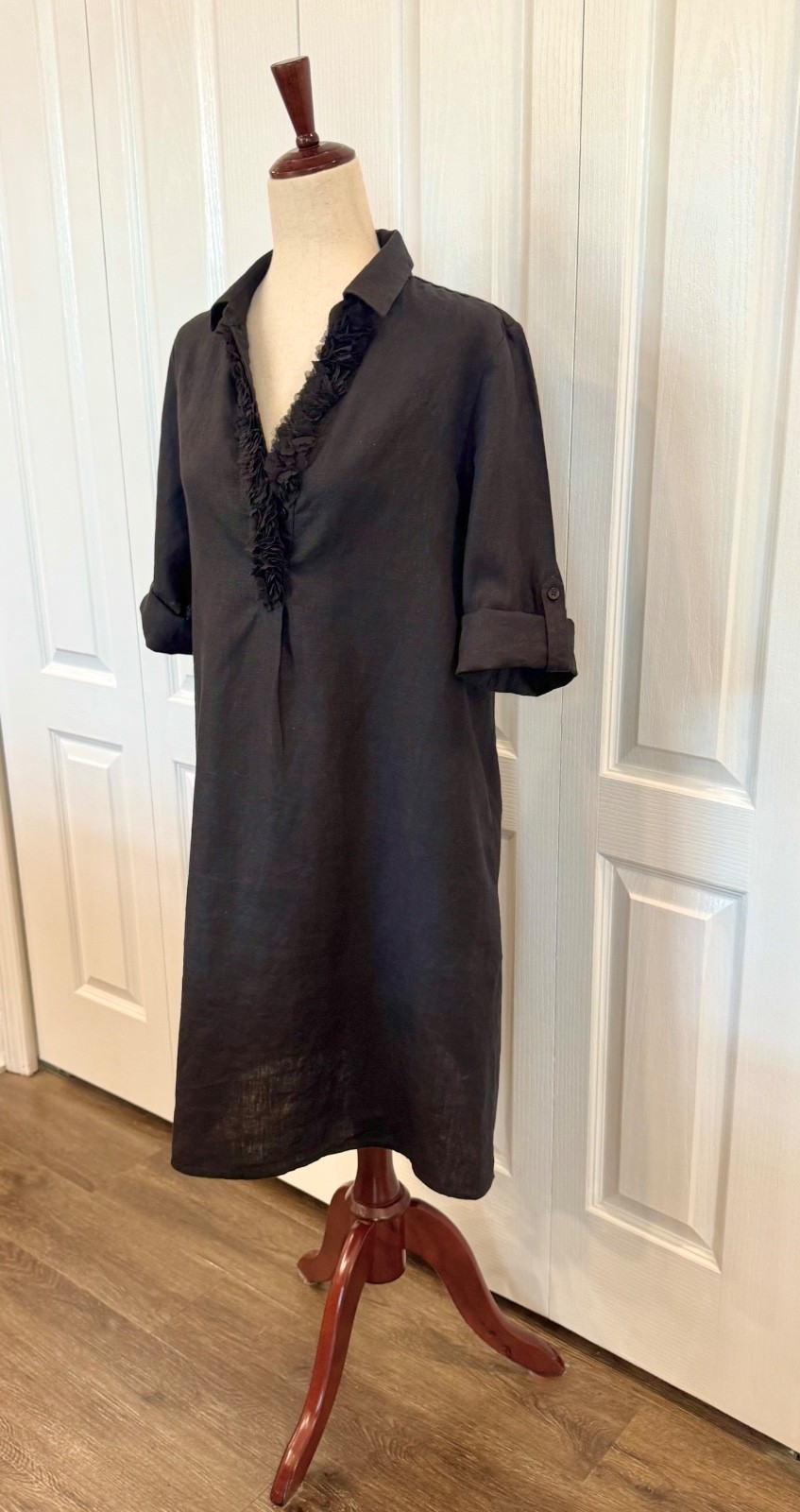 Women’s Chico’s Size 1, US 8 Black 100% Linen dress, Elegant V-Neck Petal Collar