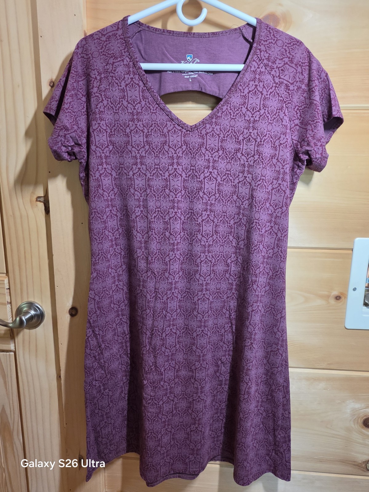 KÜHL Women’s Oriana Dress Burgundy Damask Print V-Neck Keyhole Size Large 4260