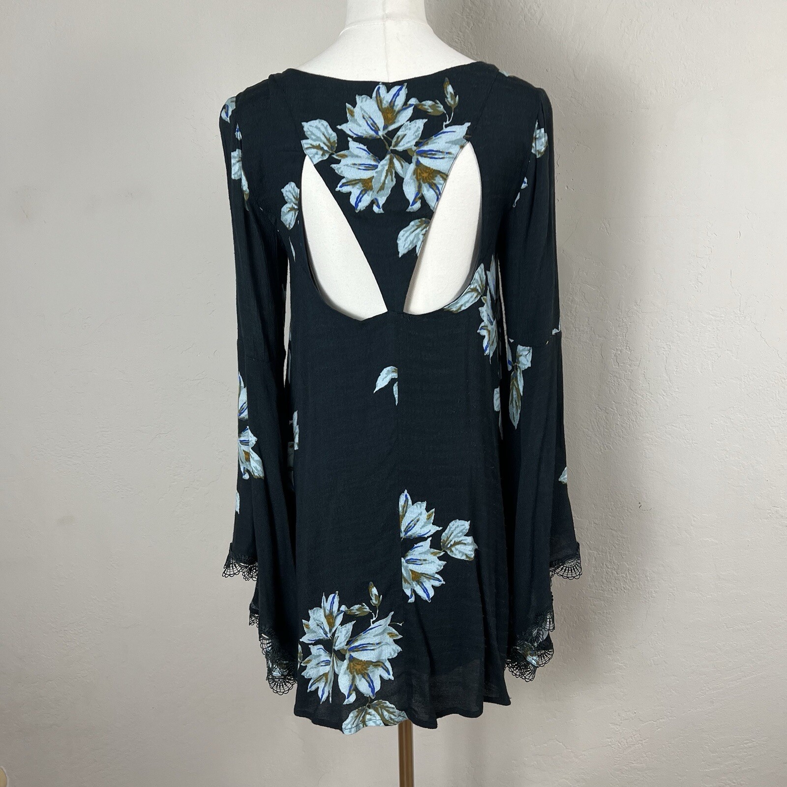 Free People Wanderer Mini Dress Gray Floral Cutout Long Bell Sleeve Lace Size XS