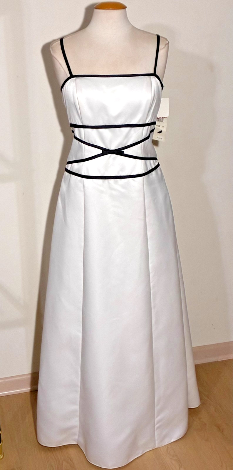 NWT-Blondie Nites Classic 90’s Bridesmaid Gown (Ivory/Black)-Jr Sz 13-MSRP $154