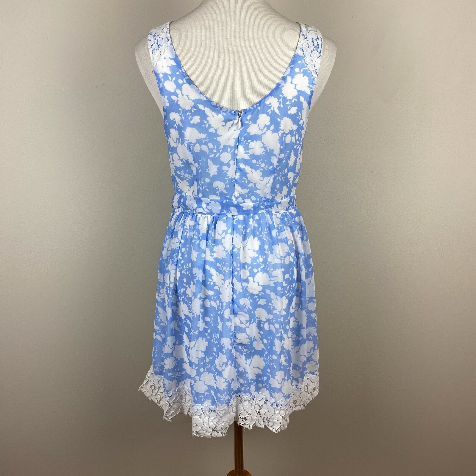 Disney Alice Dress Medium Blue White Colleen Atwood A-Line Belted Floral Lace