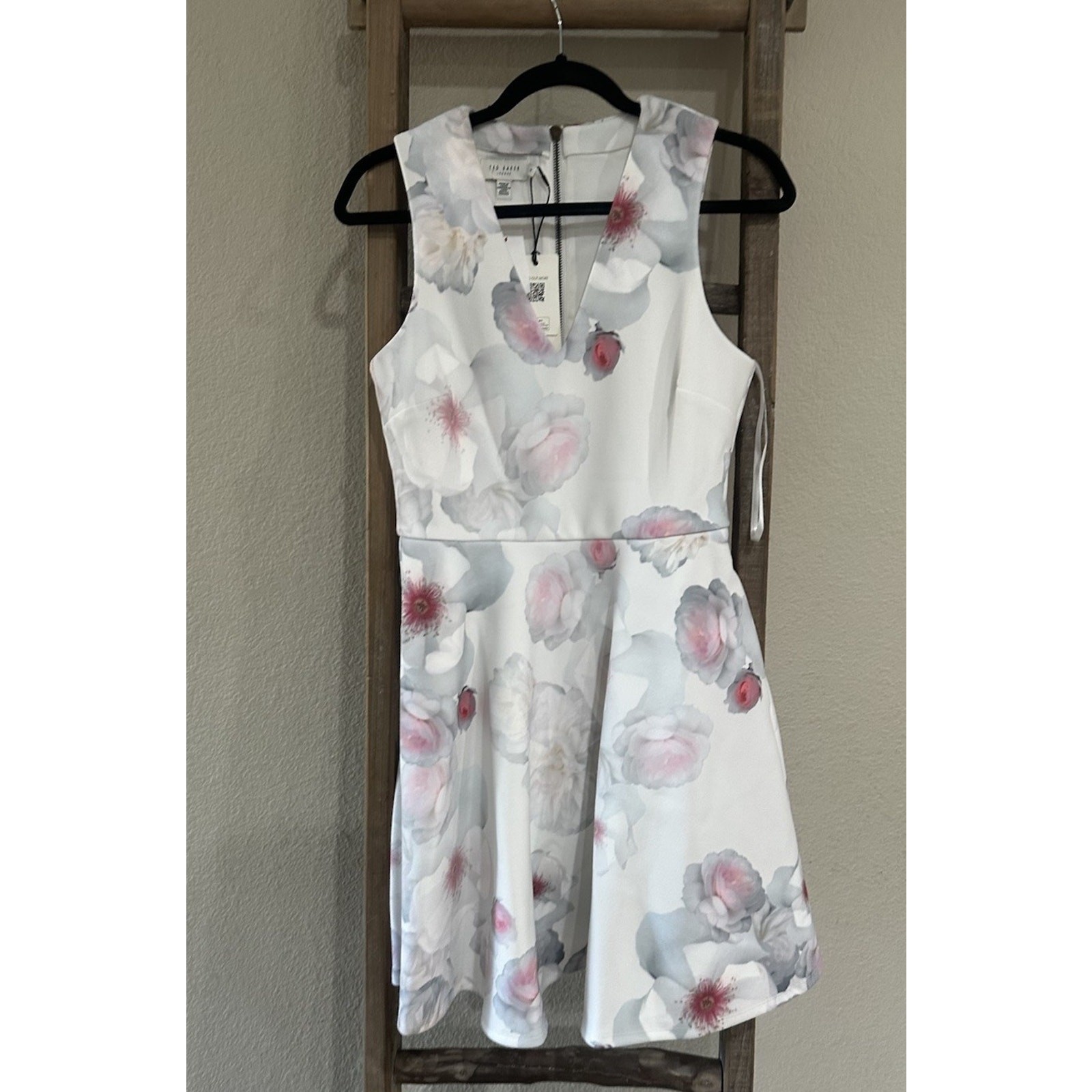 Ted Baker Emleey V-Neck Printed Skater Dress Floral Natural Size 2 NEW