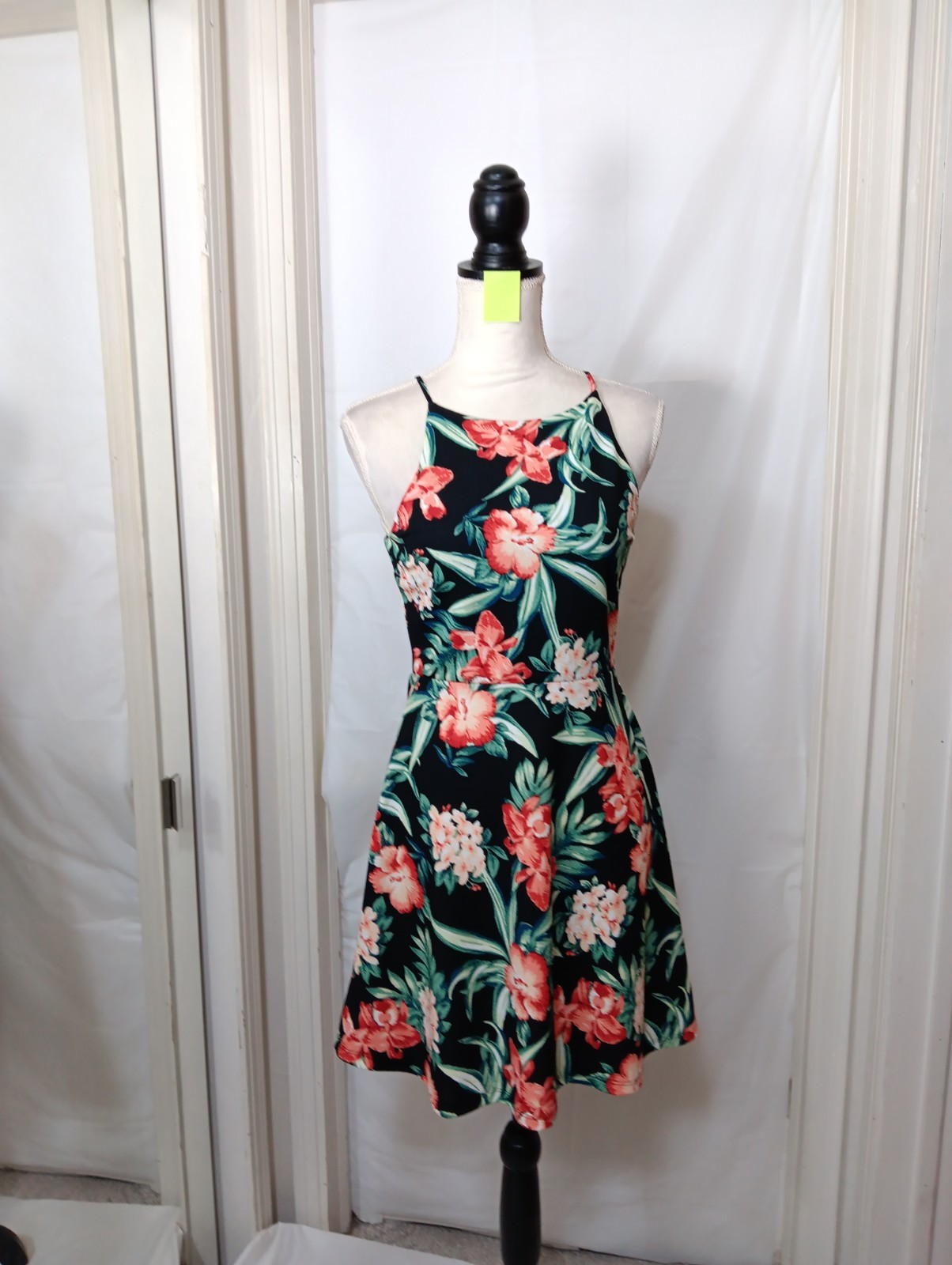 Derek Heart Women’s Keyhole Back Floral Dress Size M