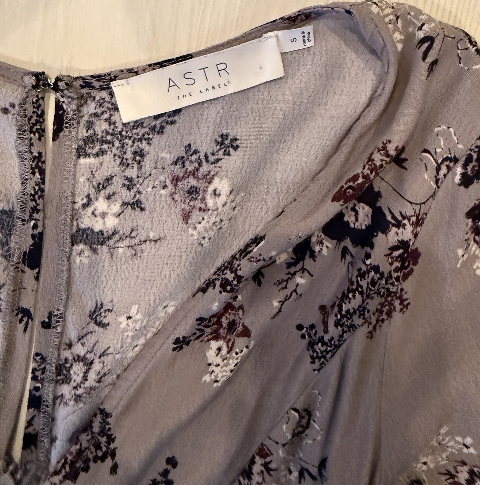 Astr The Label Floral Mini Dress SM Long Sleeve V Neck Gray & Purple Revolve EUC