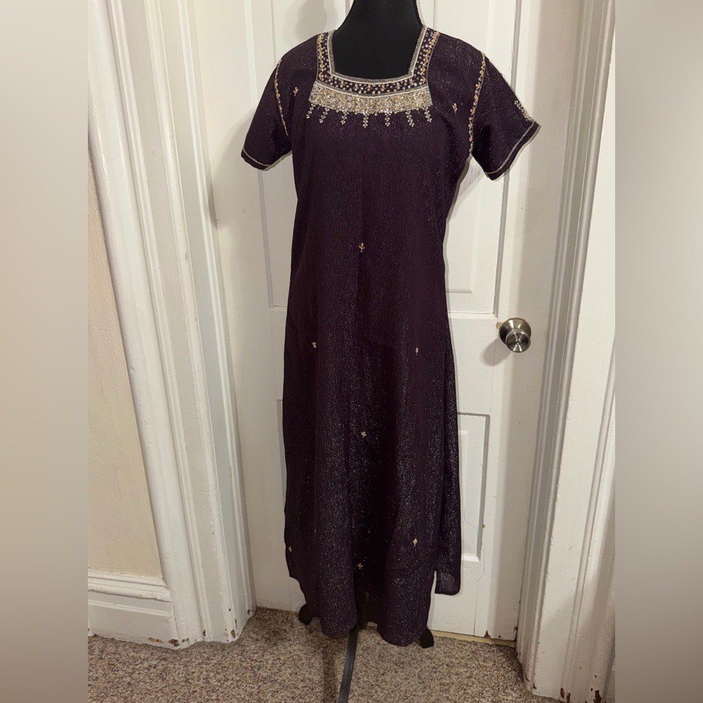 Women’s size medium Elegant Purple Embroidered Dress glitter summer stunning