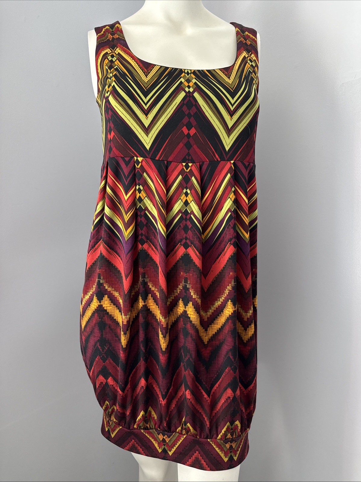Tiana B Dress Multi Chevron Print Stretch Sleeveless Round Neck Banded Hem Sz S