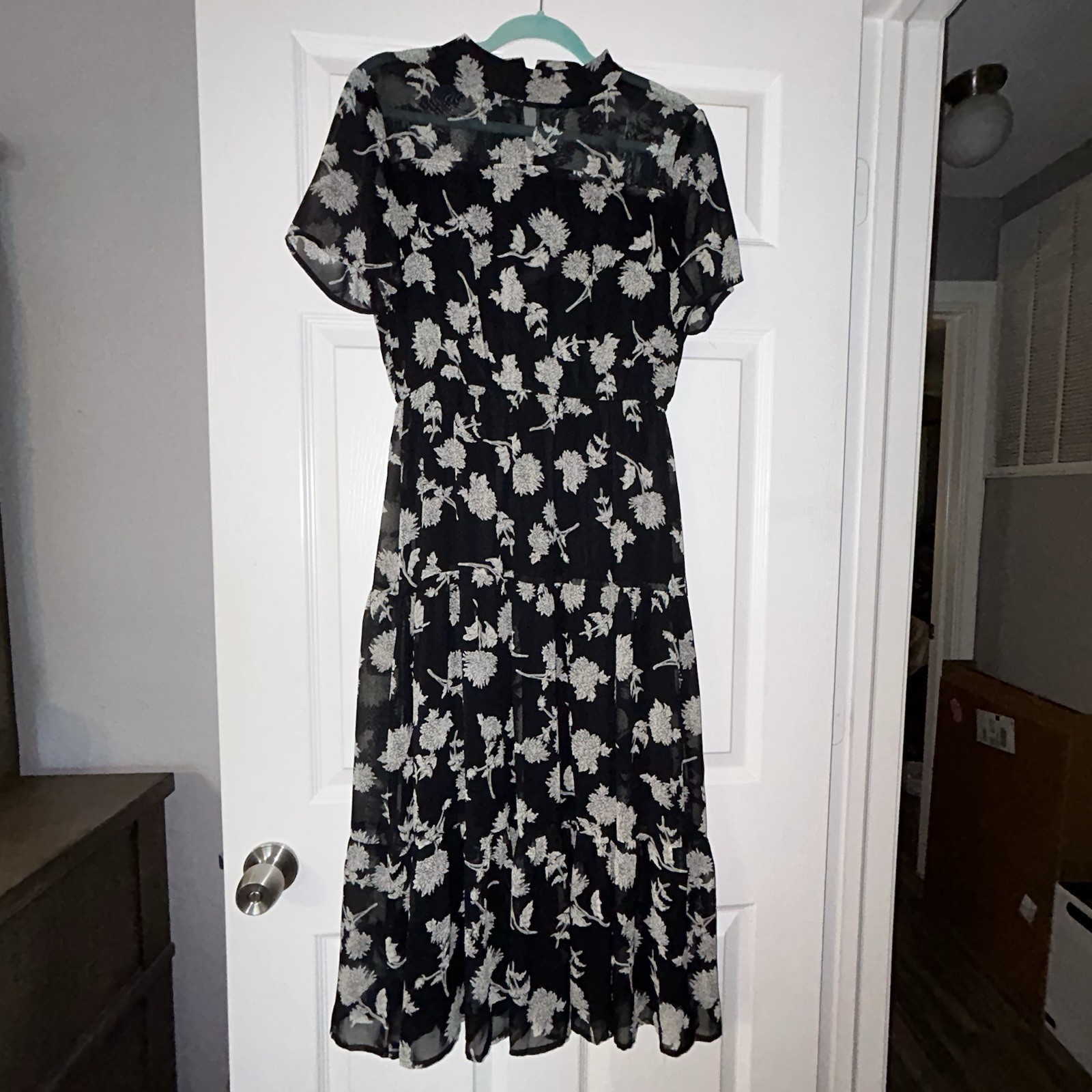Lulus Black & White Floral Chiffon Mock Neck Flutter Sleeve Midi Dress M (156)