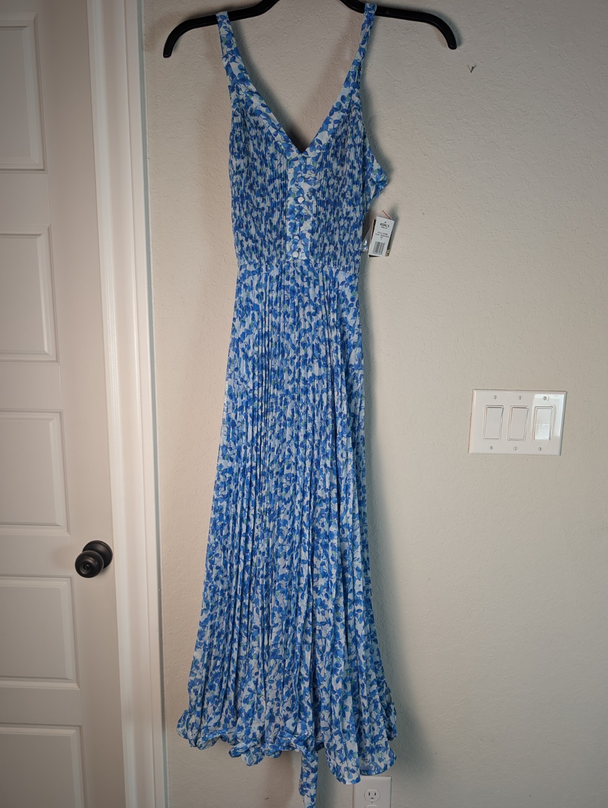 Women’s Taylor Sleeveless Pleated V-Neck Fit & Flare Midi DressSIZE 8