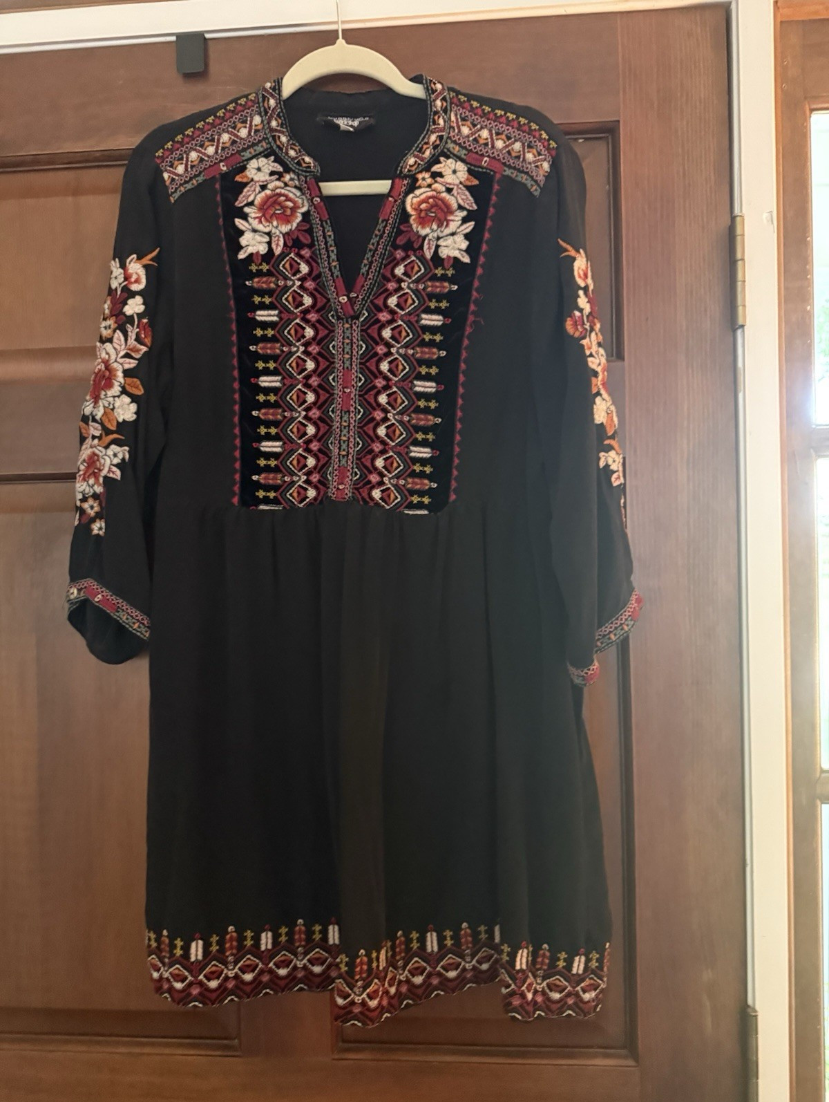 Johnny was Black Floral Embroidered V-Neck 3/4 Sleeve Knee Length Shift Dress M