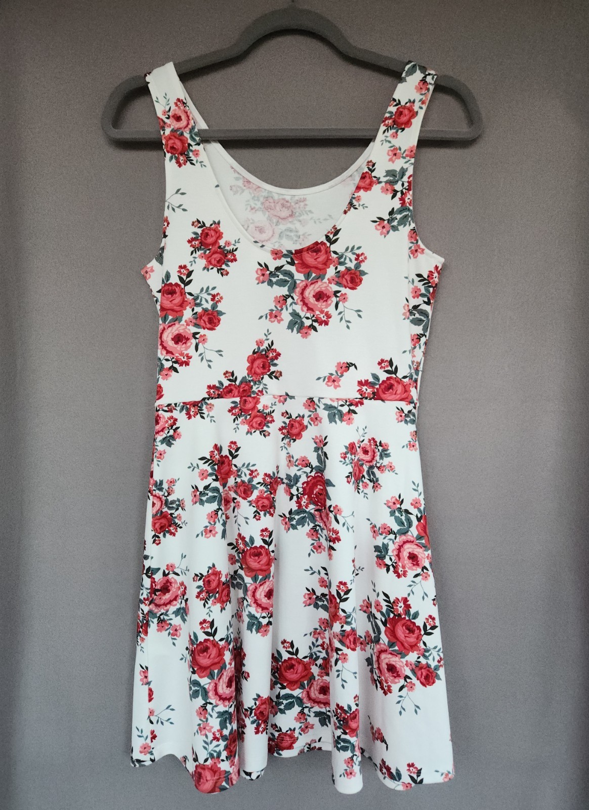 H&M Divided White Red Rose Skater Fit Flare Dress SZ 8 Stretch Knit Sleeveless
