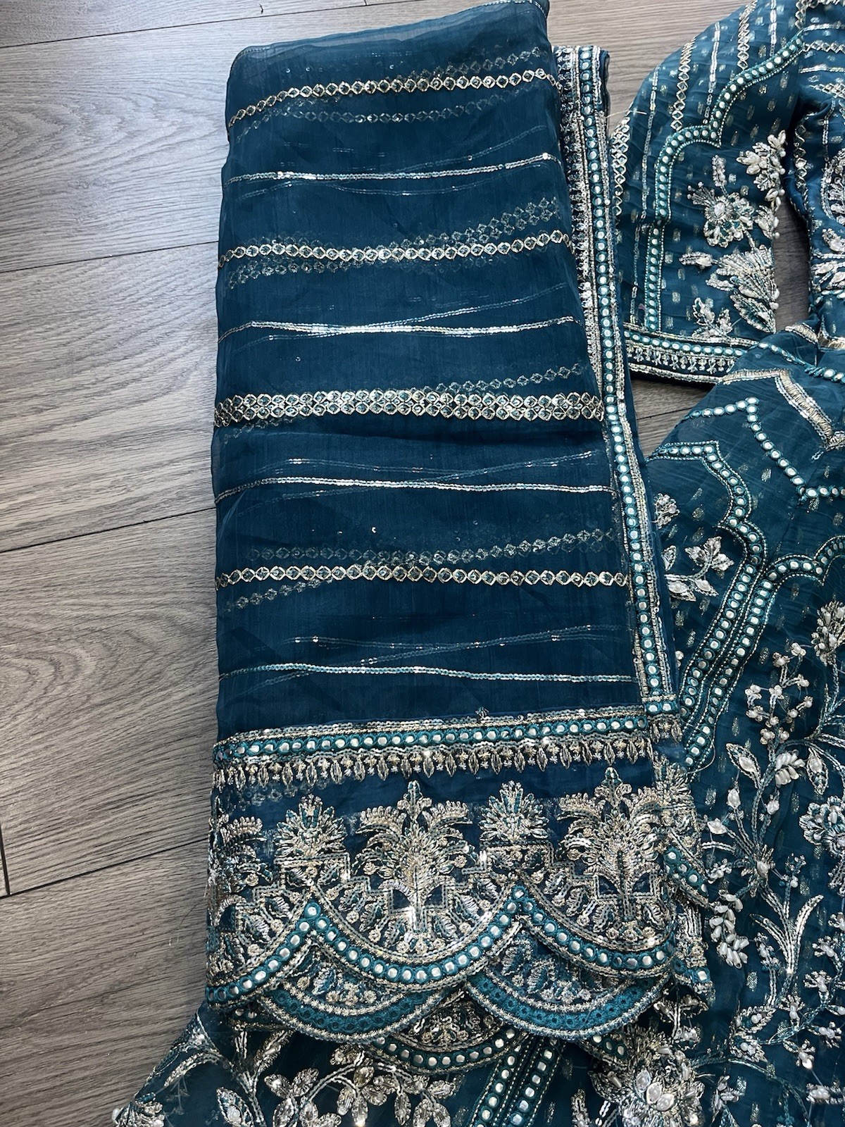 A Beautiful Terquise Heavy Embroidered Beaded Long Dress Suit Size Medium. VGC