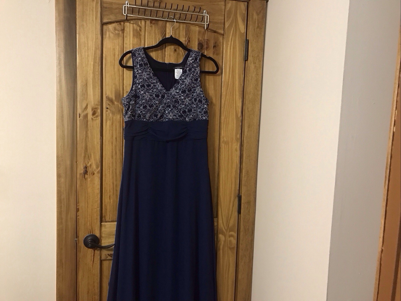 R&M RICHARDS Evening Gown V-Neck Beaded Front Slight Flare Bottom Design 14P Nav