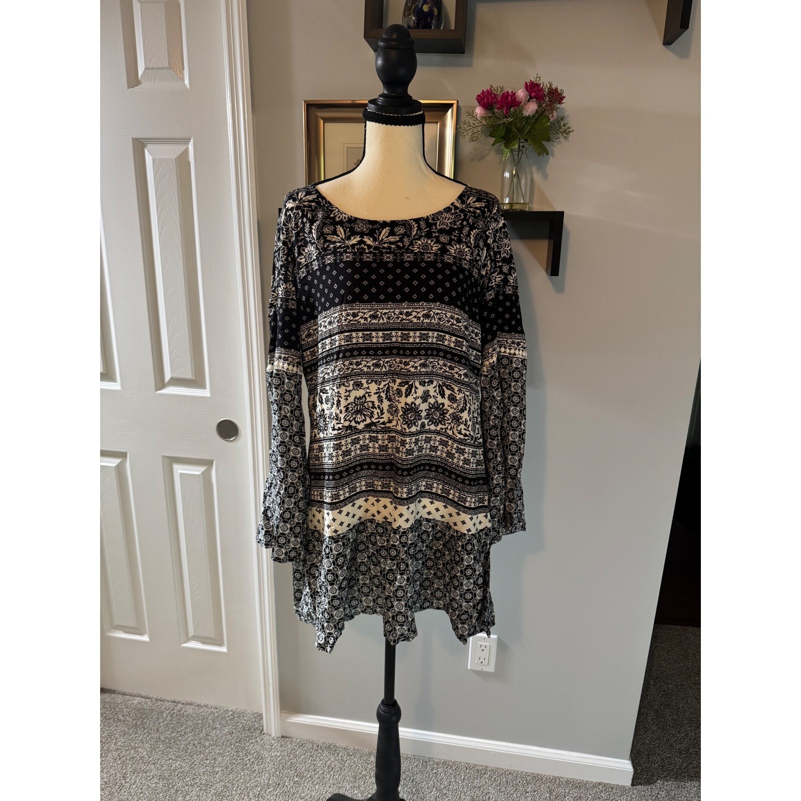 2 Love Boho Black White Floral Paisley Bell Sleeve Tiered Mini Dress/Tunic