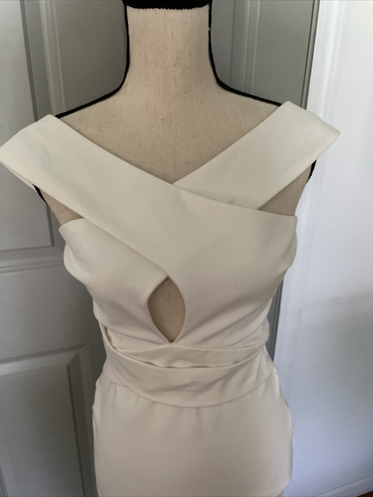 Lavish Alice Keyhole Ponte Halter Dress Women’s Size 4 Off White $170 Old Money