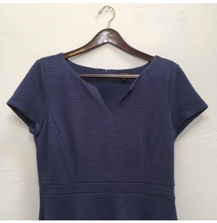 ANN TAYLOR NAVY BLUE TEXTURED FIT FLARE 12 WOMEN CLASSIC SHORT SLV VNECK DRESS