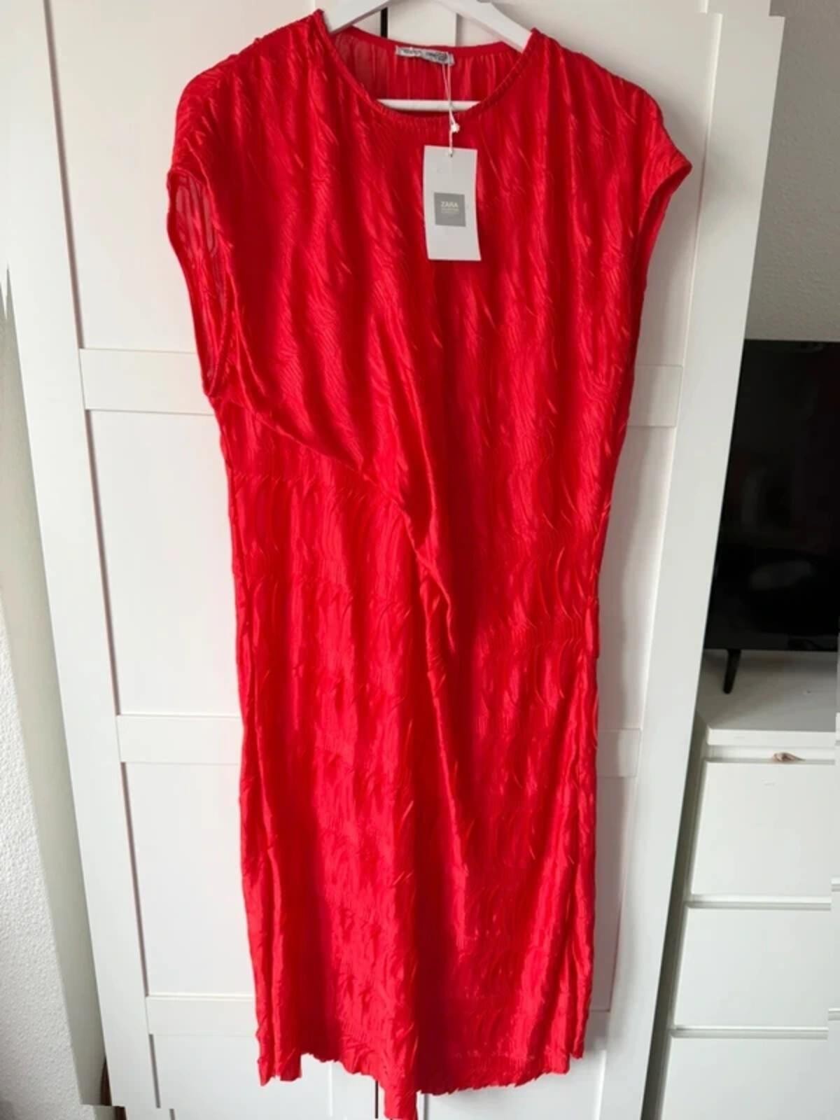 Zara Size M red Plisse midi Dress Sleeveless textured Crinkle Wavy Wedding Guest