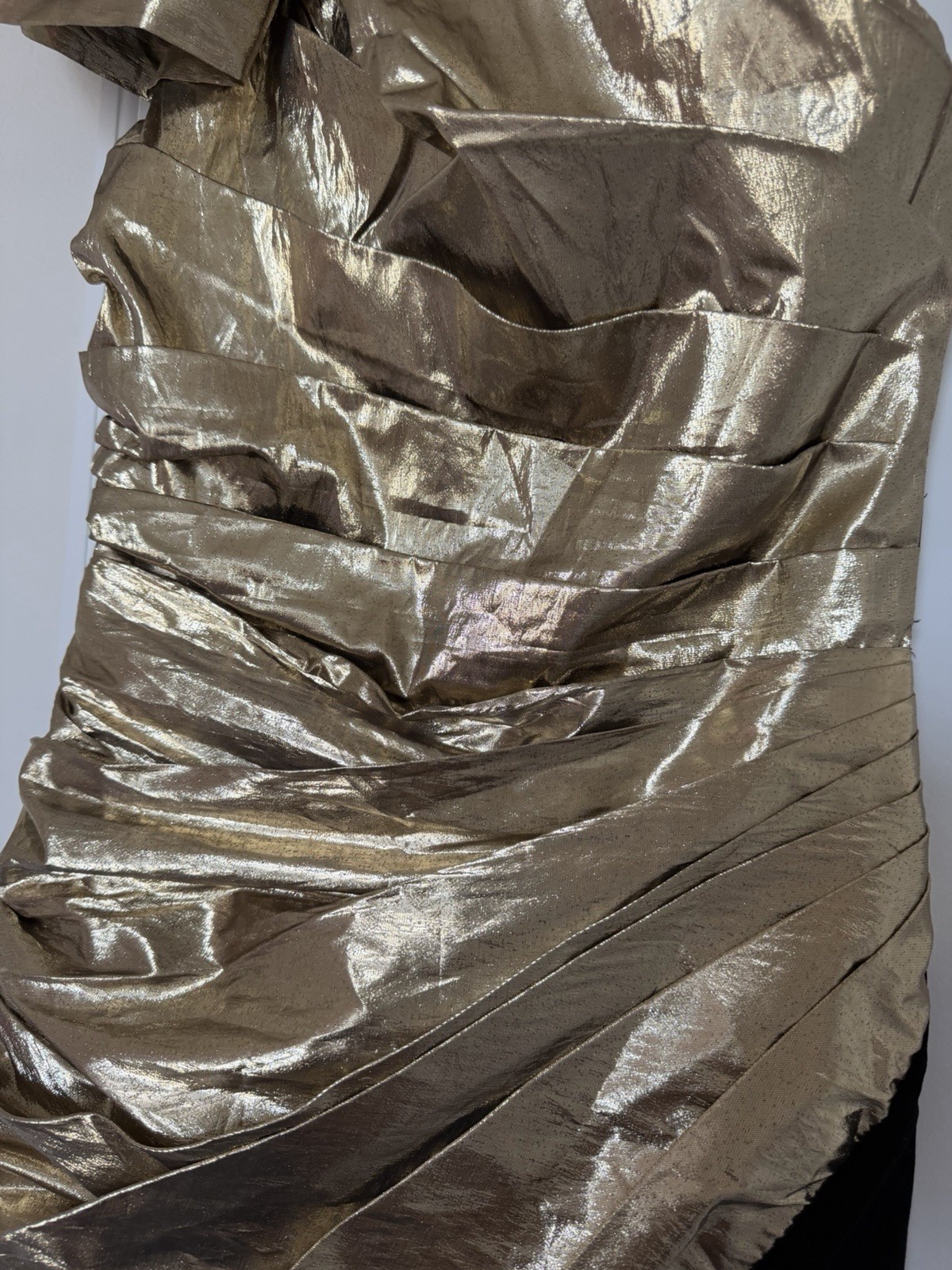Nicole Studio New York 6 Gold/Black Metallic One Shoulder Ruched Sheath Knee
