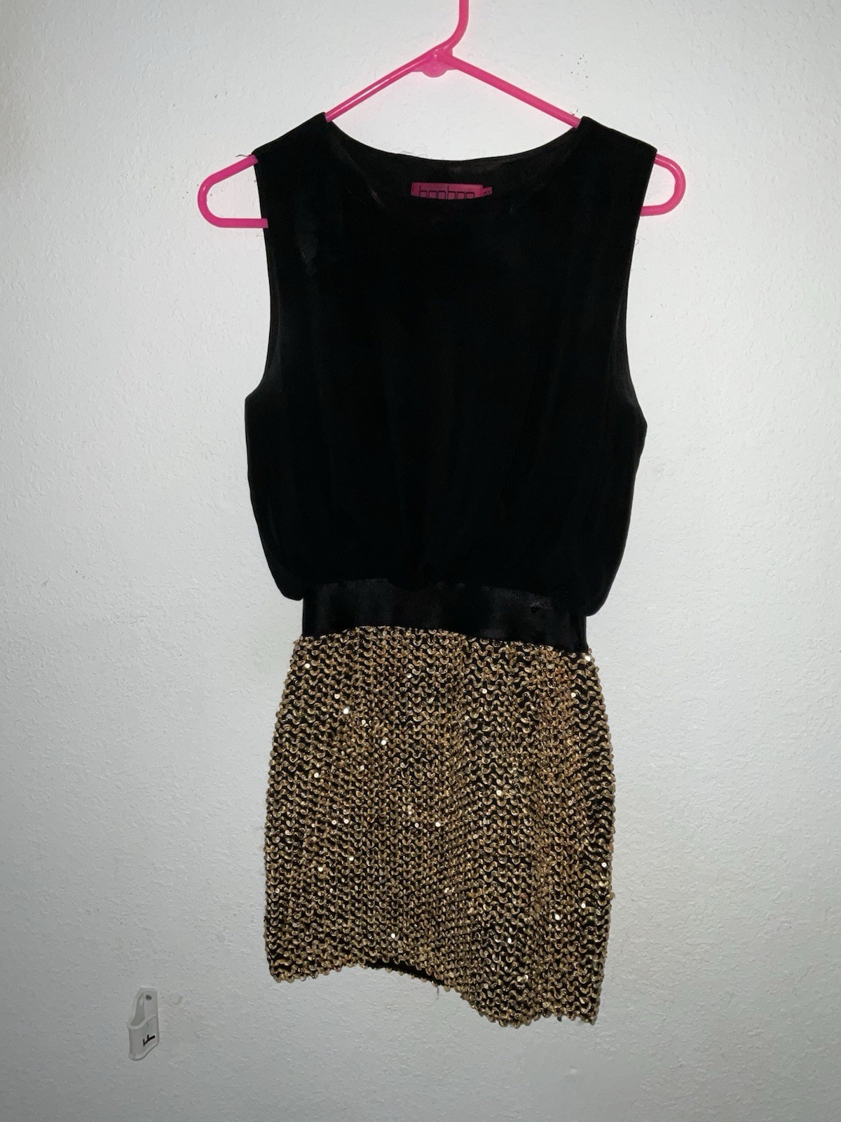 Boohoo Black/Gold Sequin Round Neck Sleeveless Mini Dress Women’s Sz S Button
