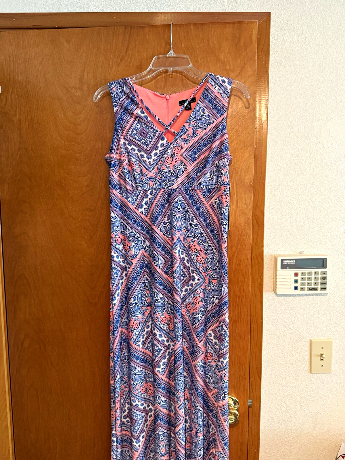 R&K Women’s Petite 6P Pink/Blue/White Paisley Sleeveless V-Neck Maxi Dress
