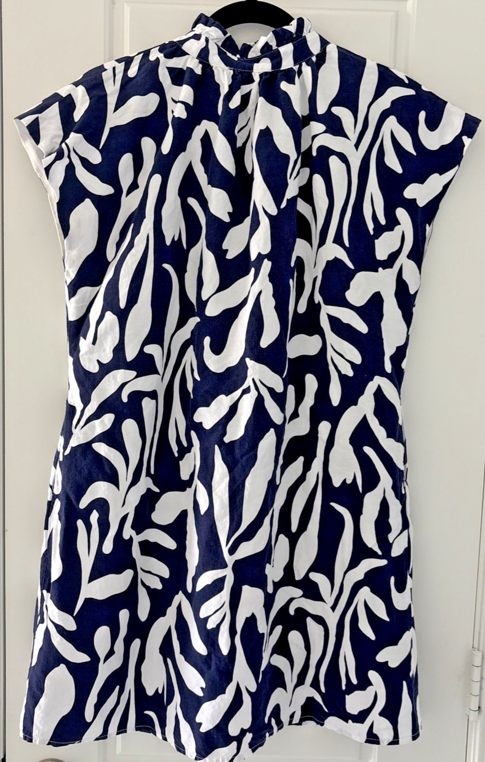 THML Shift Dress Medium Navy White Abstract Leaf Ruffle Button Pockets MockNeck