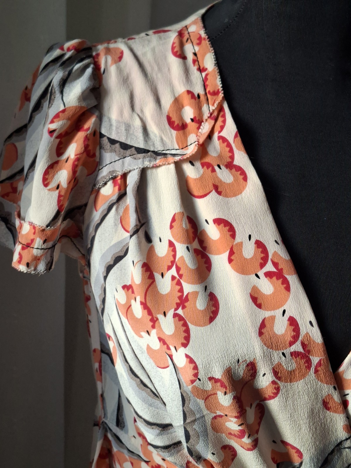 100% Silk Wrap Style Dress Cream Peach Art Print Belted V-Neck Short Sleeve Size