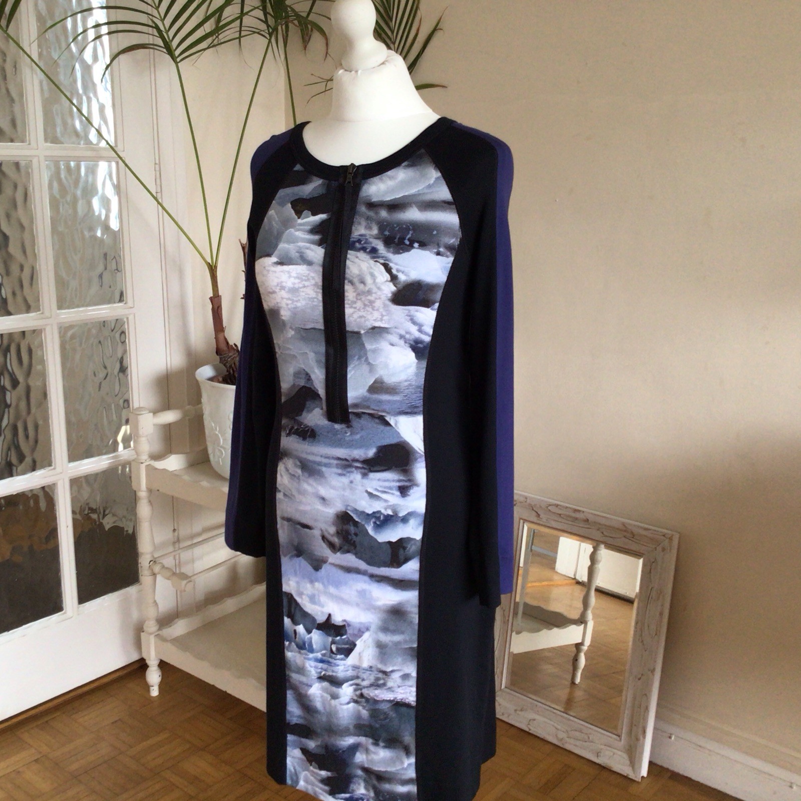 MARCCAIN SPORTS DRESS, NWOT, STRETCHY COTTON/LYCRA, ZIP FRONT, LONG SLEEVES