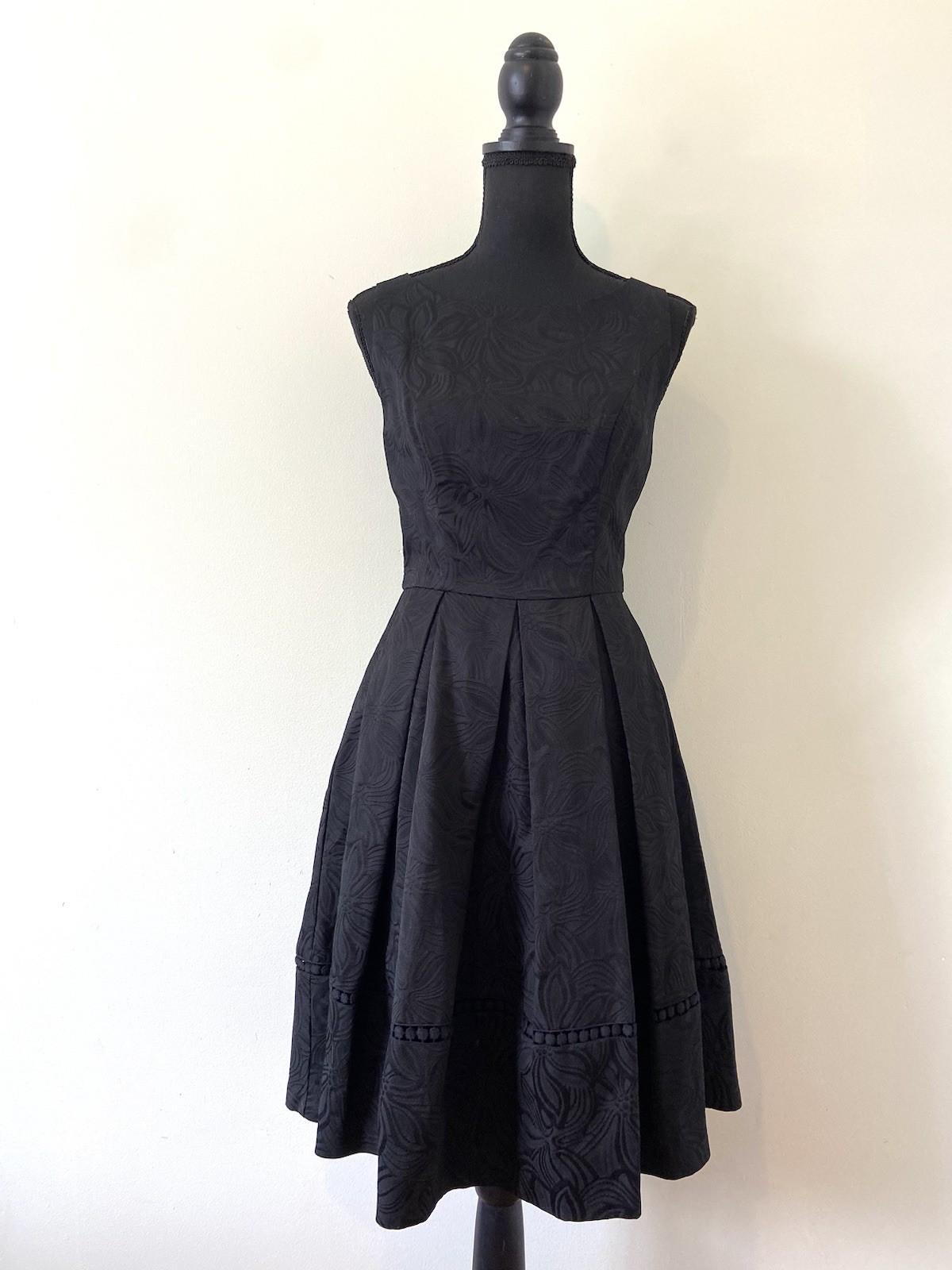 Review Size 8 Sadie Dress BNWT Black Colour Sleeveless Floral Pattern