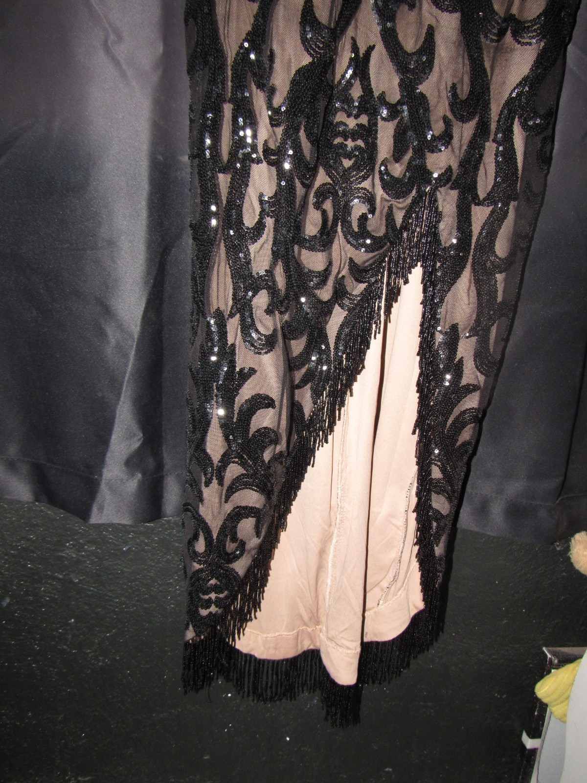 Black/Beige Beaded Sequin Fringe Long Sheath V-Neck Formal Dress Size 6