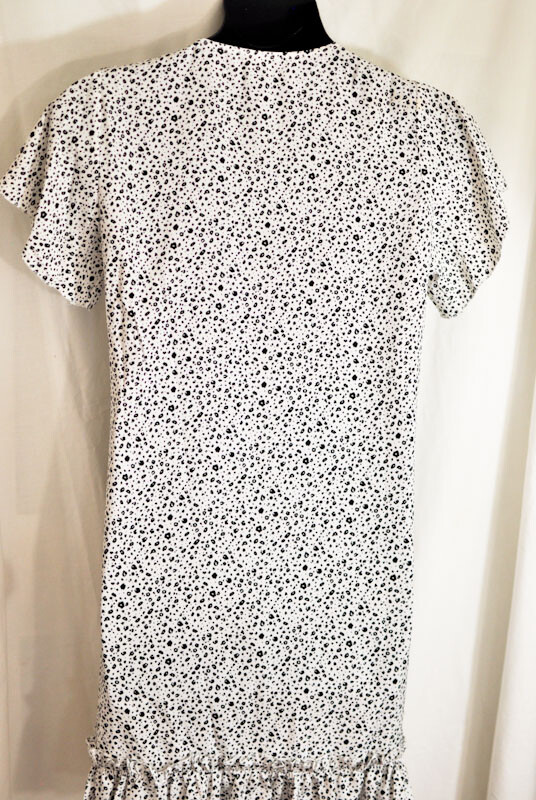 women’s causal summer dress size medium white & black flutter sleeves pull-on