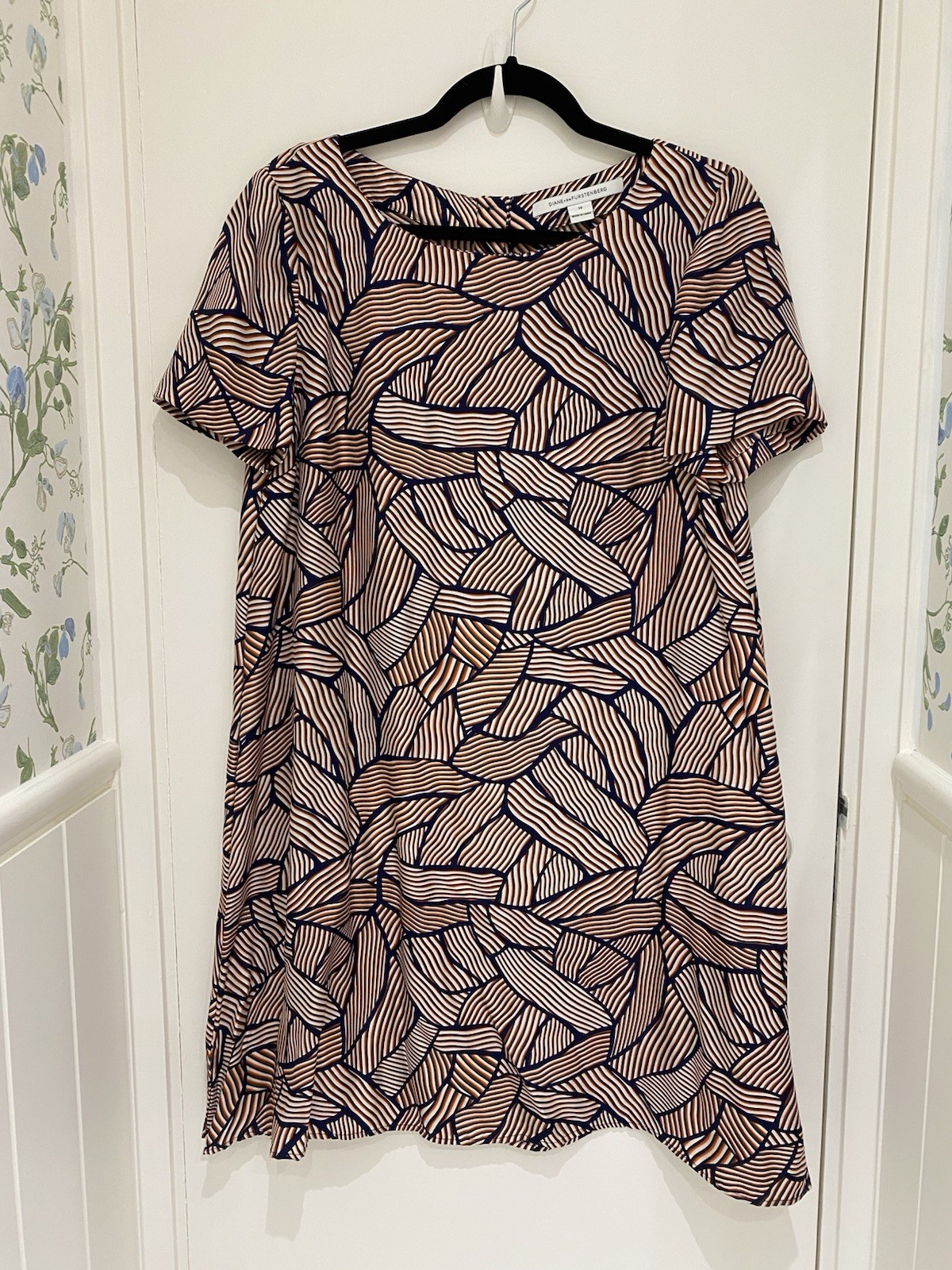 Gorgeous 100% Silk Diane von Furstenberg Patterned Dress Size 10