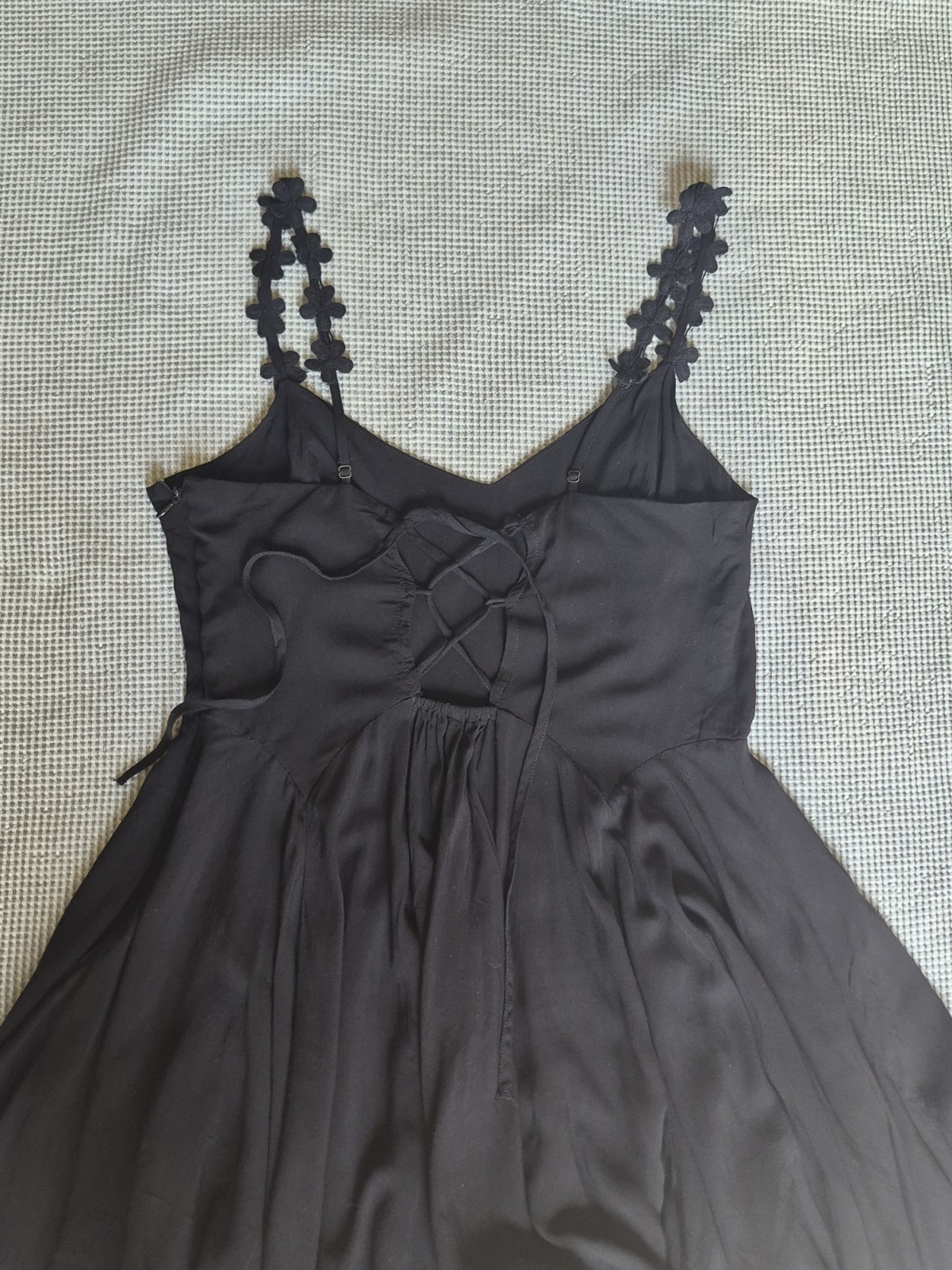 Kimchi Blue Black Solid V-Neck Strappy Lace-Up Fit & Flare Short Dress M