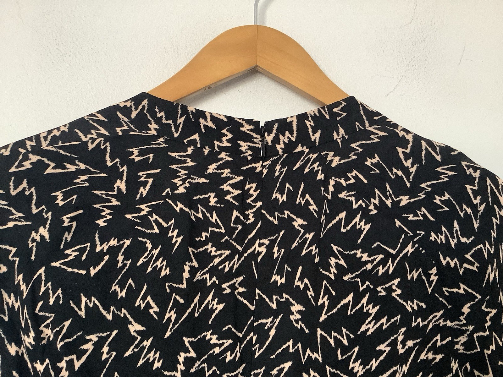 Reiss Julia Dress Size 6 Black Brown Zig Zag Pattern V Neckline Pleated To Waist