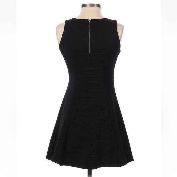 Olive & Oak Women’s Size Small Sleeveless Fit & Flare Dress Black Textured Scoop