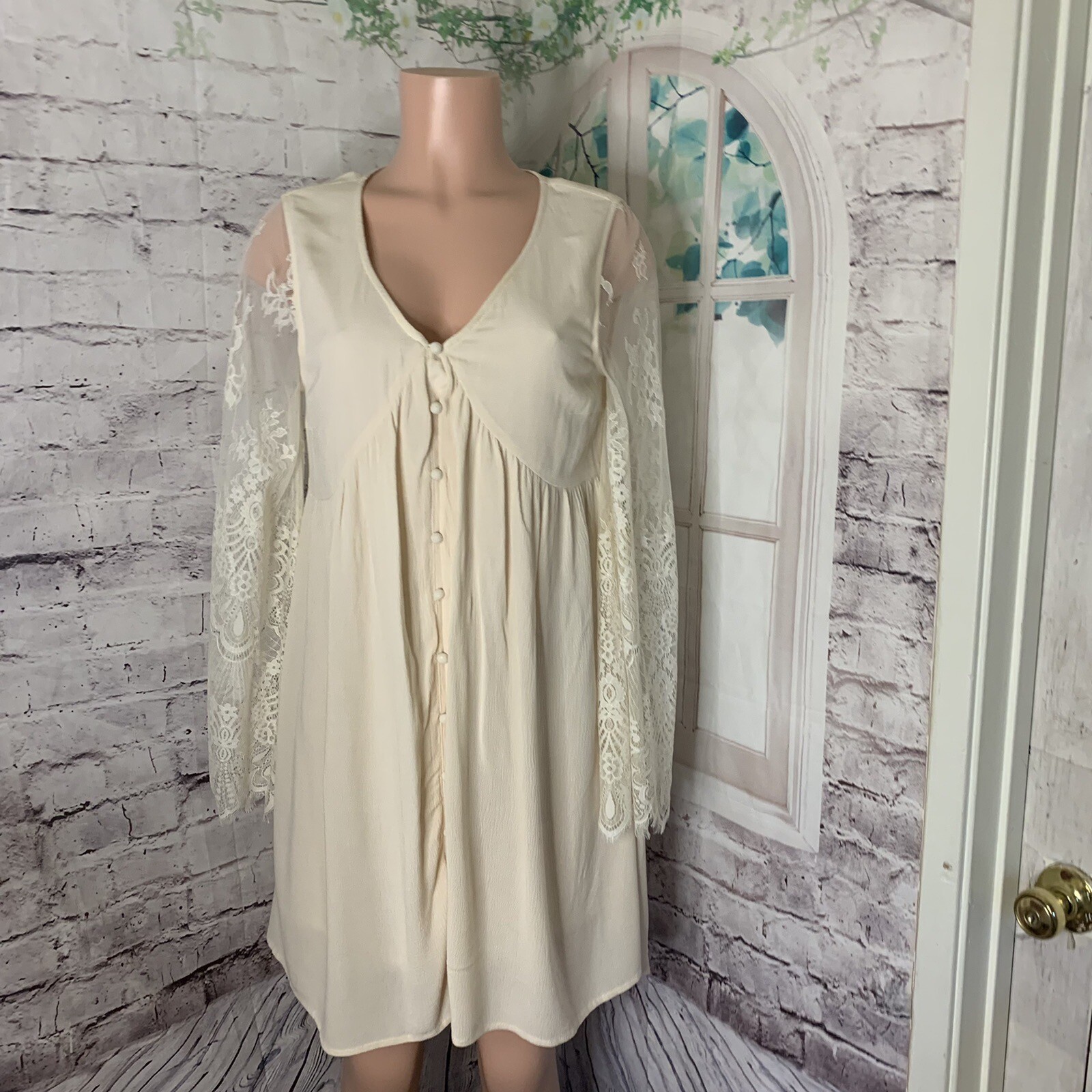 FSL+ Apparel Women’s Dress Size Small Beige Lace Fabric Covered Buttons