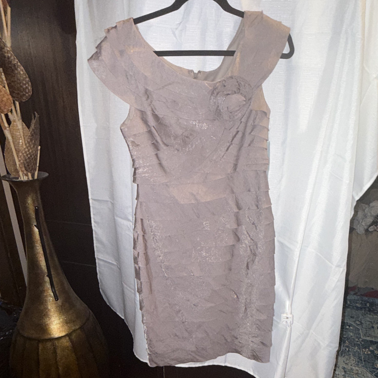 London Times Women’s 10 Taupe Solid Scoop Neck Sleeveless Sheath Knee Ruffle
