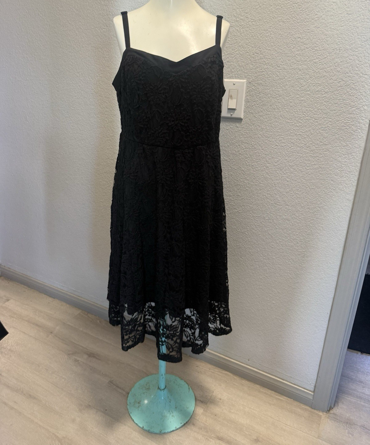 Torrid Women’s 0 Black Solid Lace V-Neck Strappy Sleeveless Knee Fit & Flare DD