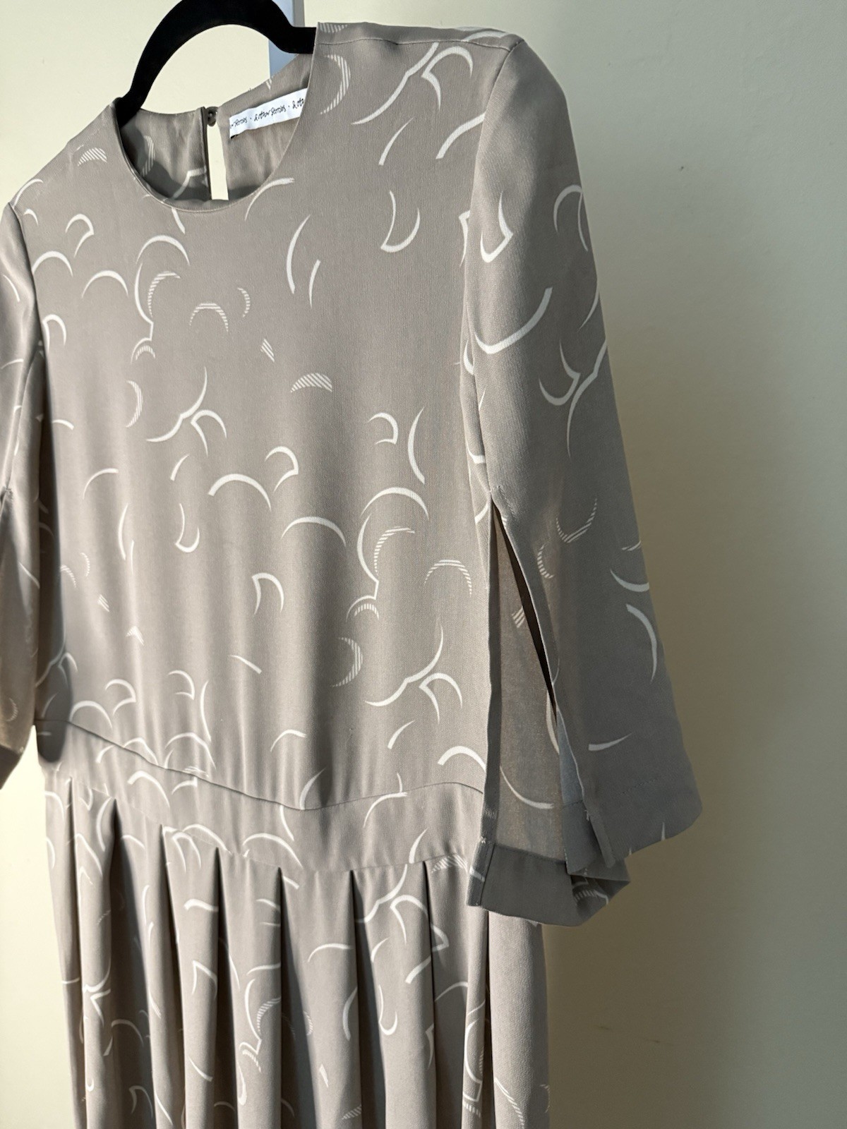 & Other Stories Dress Size Small Taupe And White Slit 3/4 Sleeves