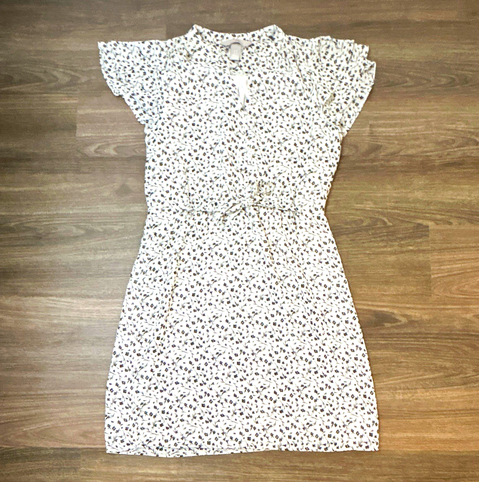 H&M Women’s XS White/Black Floral V-Neck Ruffle Flutter Sleeve Shift Dress
