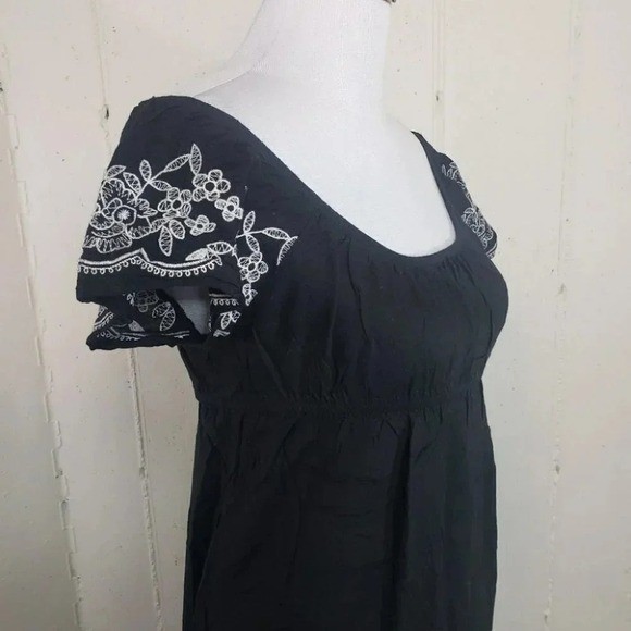 One Clothing Mini Dress M Black Floral Embroidered Boho Empire Waist Cap Sleeve